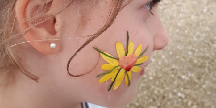 Blume im Gesicht